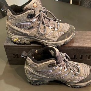 Merrill trail shoes. Ankle height 6 1/2. Worn but in great shape. No tread wear